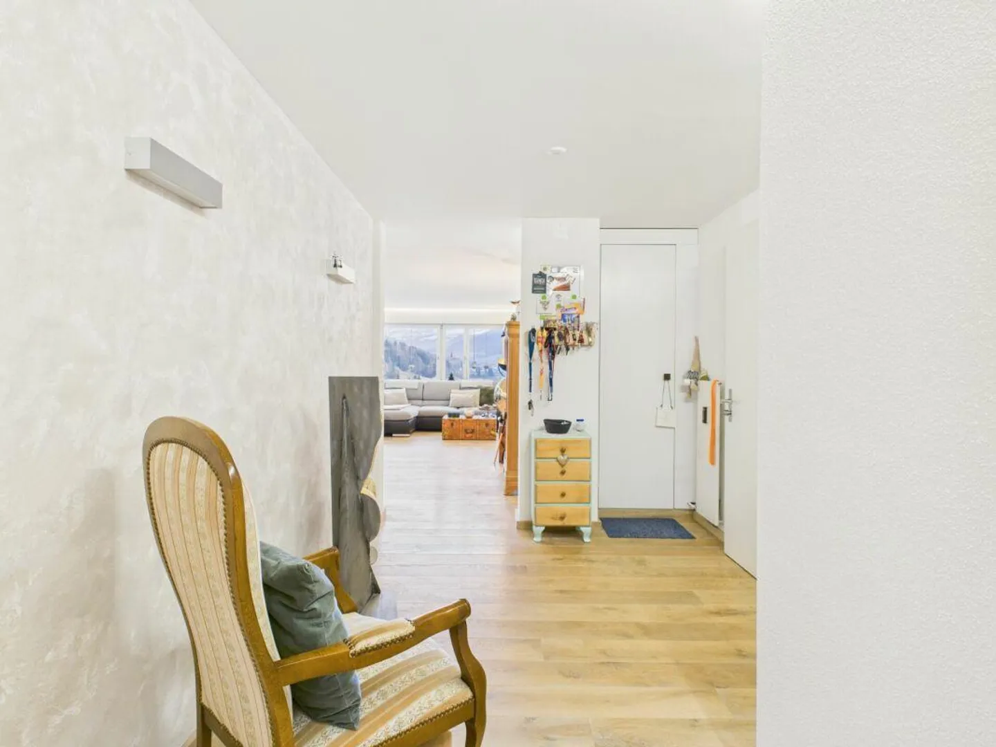 High Above - Light-Filled Apartment with a View - Photo 5 of 11