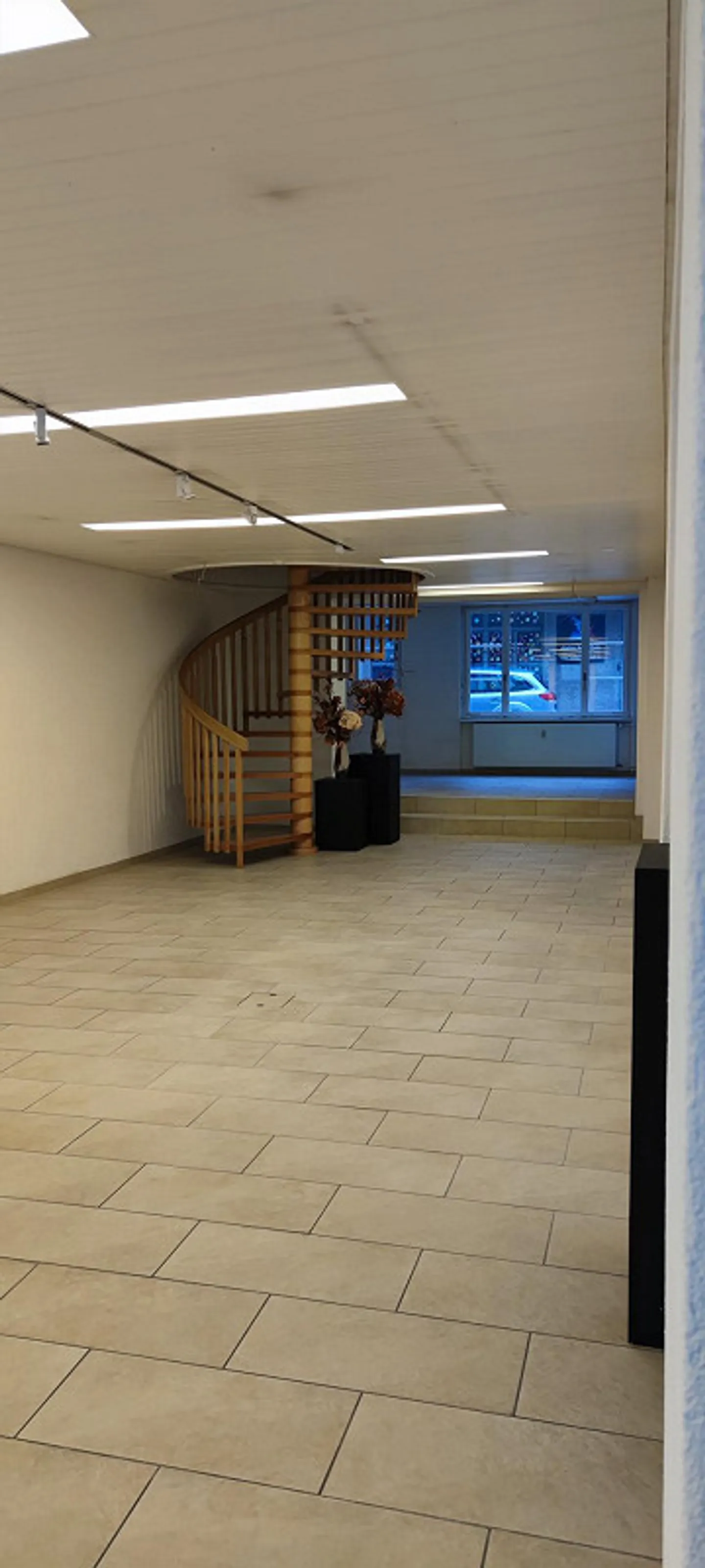 Spazio commerciale attraente nel centro città - Foto 3 di 13