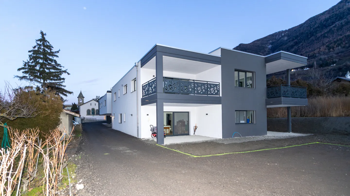 Places de parc extérieures à Saxon - Photo 1 sur 3