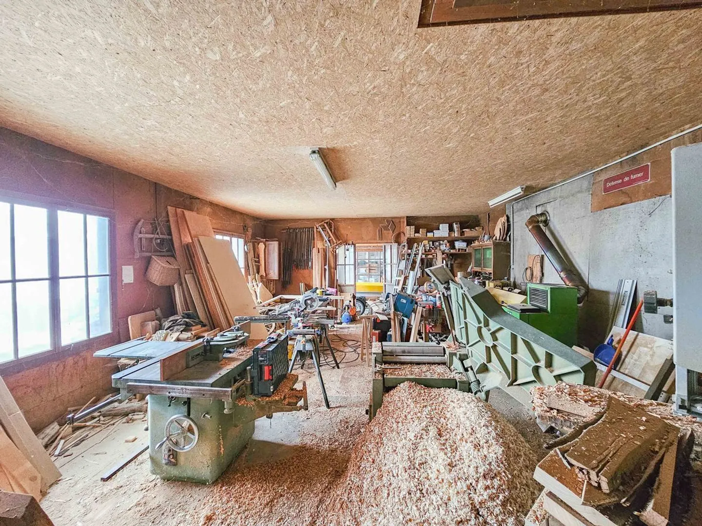 House with 2 apartments and a large workshop offering magnificent potential on a plot of over 1000 m2 - Photo 4 of 4