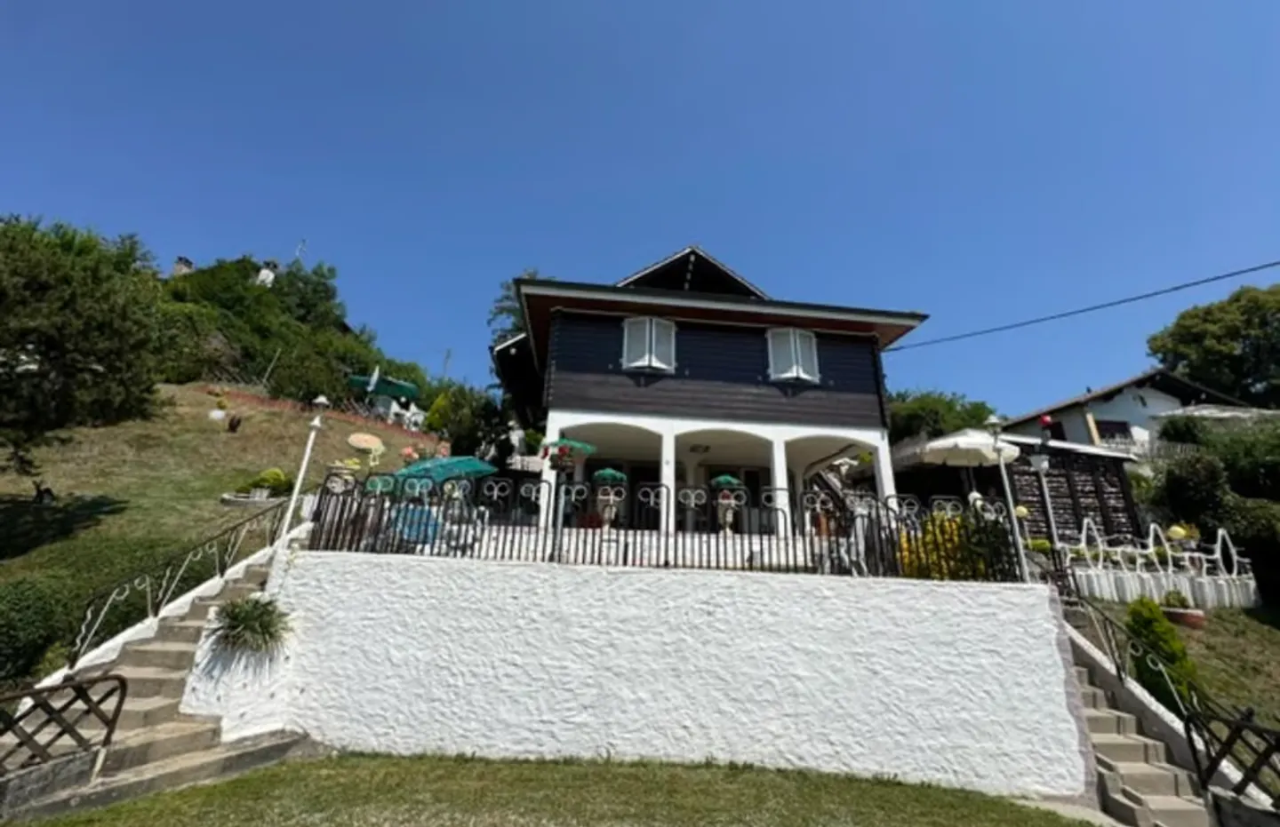 Detached house with 8 rooms and 5 garages (5-year term sale) - Photo 3 of 13