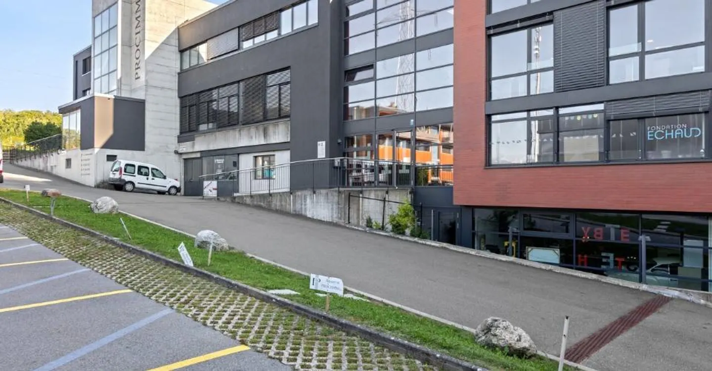 327m² Workshop for Rent - Ground Floor - Direct Access - Photo 2 of 4