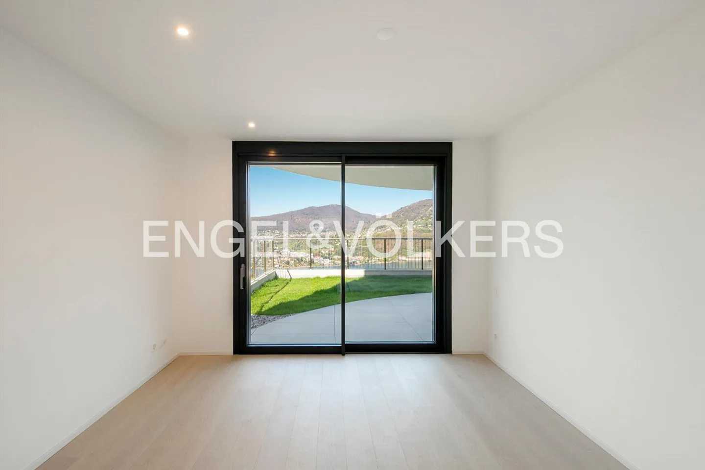 Nuovo appartamento con giardino e vista lago - Foto 8 di 12