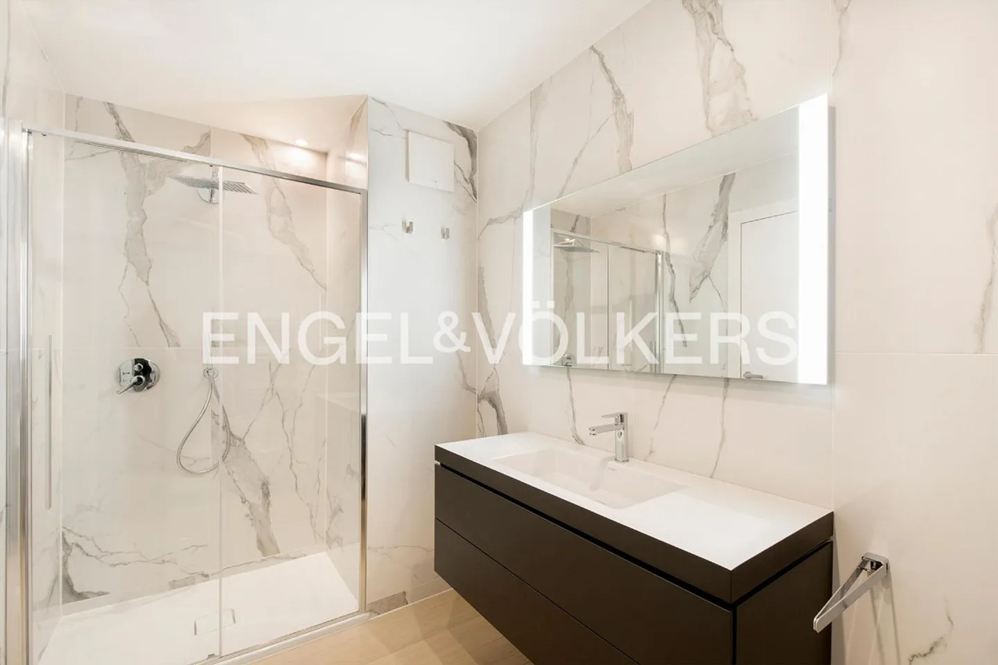 Nuovo appartamento con giardino e vista lago - Foto 10 di 12