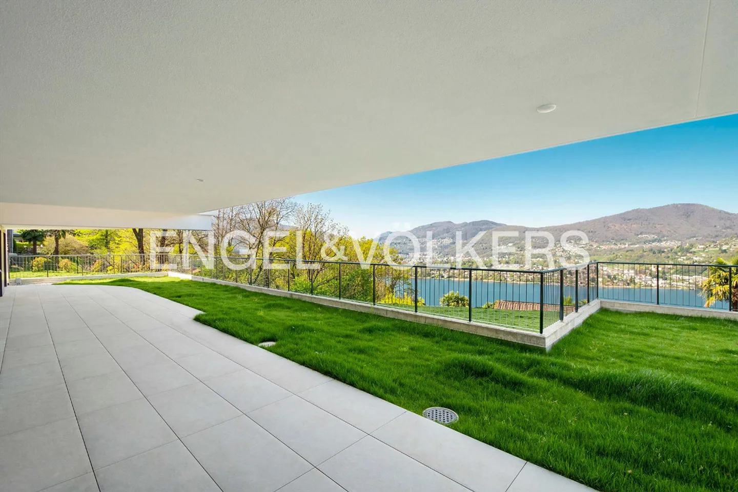 Nuovo appartamento con giardino e vista lago - Foto 1 di 12