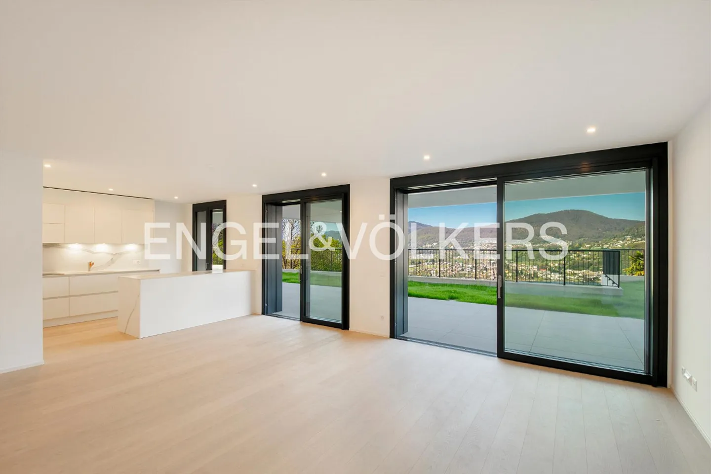 Nuovo appartamento con giardino e vista lago - Foto 3 di 12