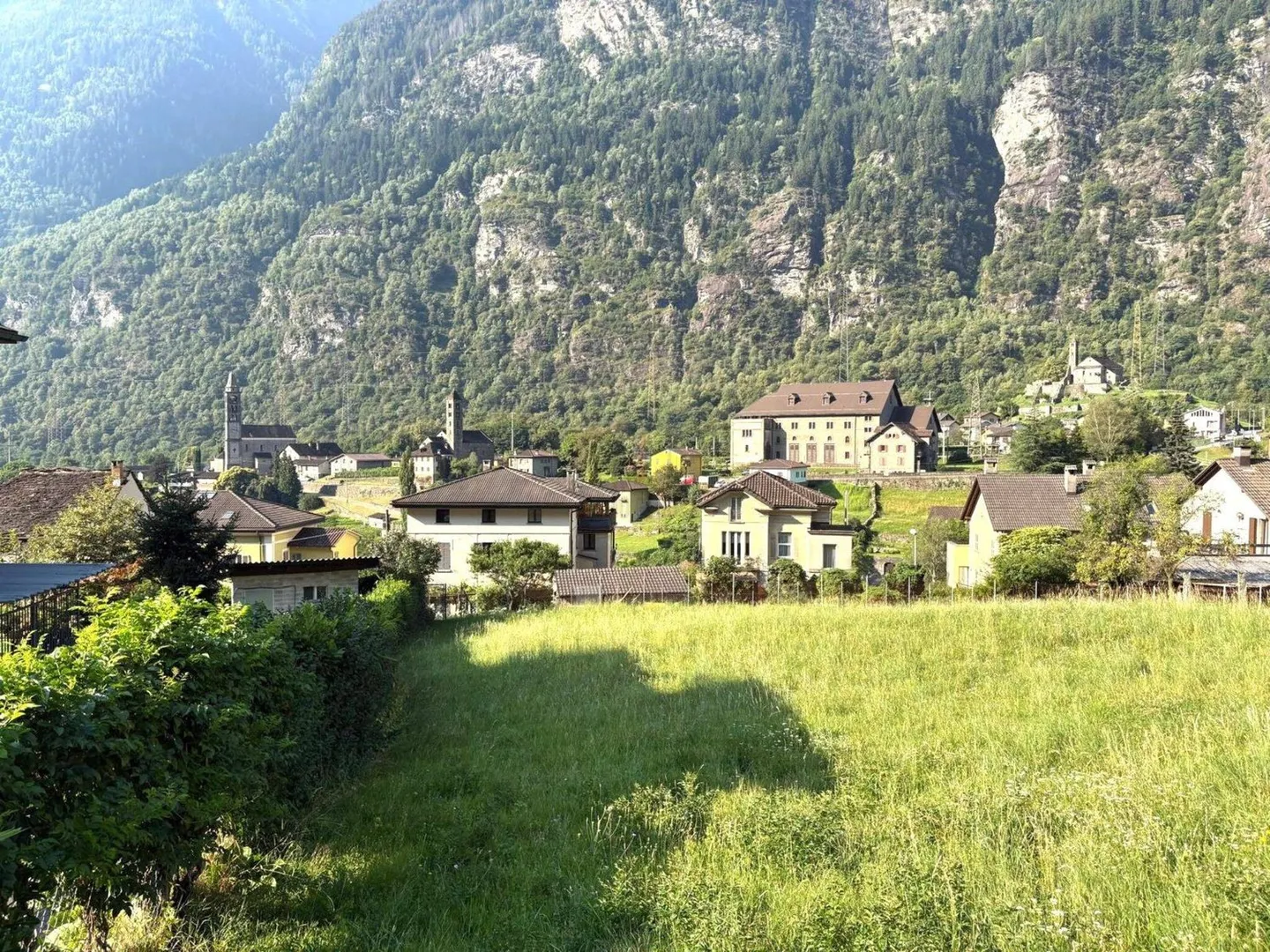 Edificio in una zona residenziale soleggiata, circondato dal verde - Foto 1 di 9