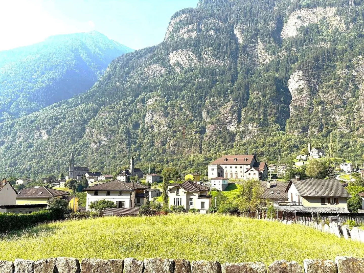 Edificio in una zona residenziale soleggiata, circondato dal verde - Foto 6 di 9