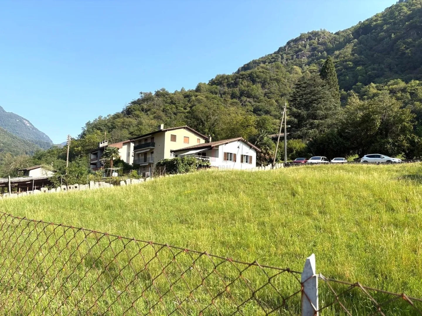 Edificio in una zona residenziale soleggiata, circondato dal verde - Foto 5 di 9