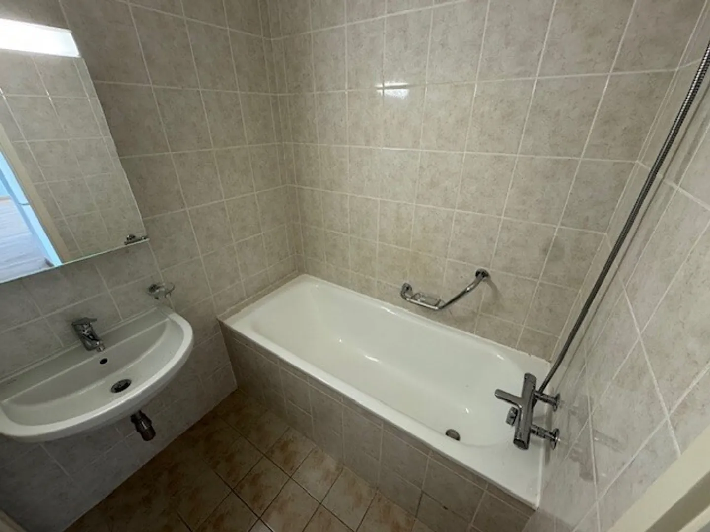 3-Zimmer-Wohnung im 4. Stock in Onex - Foto 7 von 9