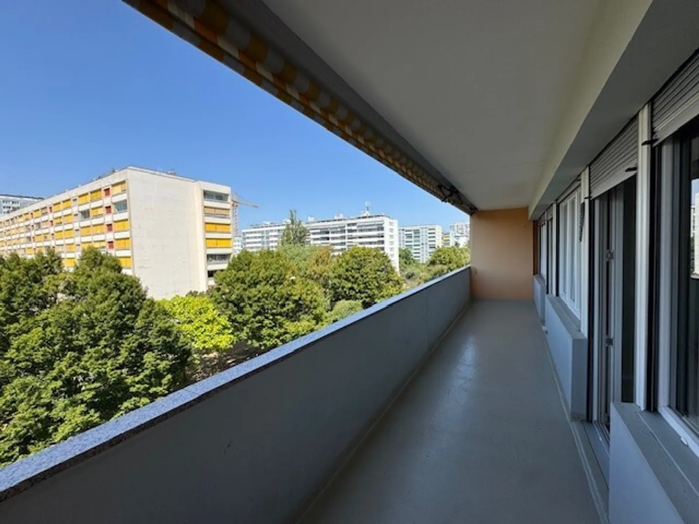 3-Zimmer-Wohnung im 4. Stock in Onex - Foto 3 von 9