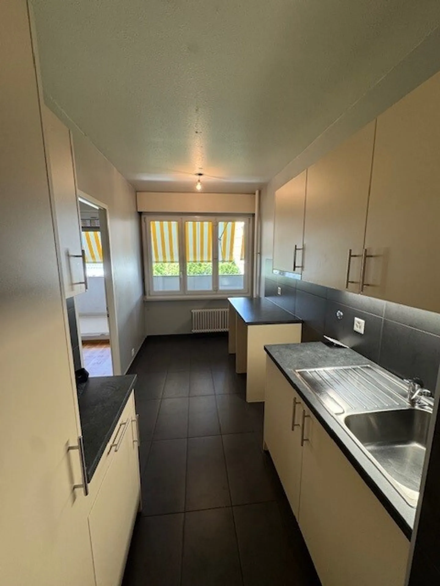 3-Zimmer-Wohnung im 4. Stock in Onex - Foto 4 von 9