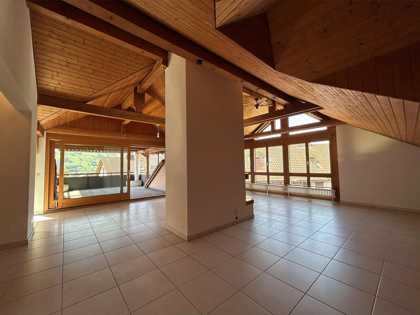 Helle, sonnige, grosszügige Dachwohnung mit Blick in die Berge - Photo 2 of 13
