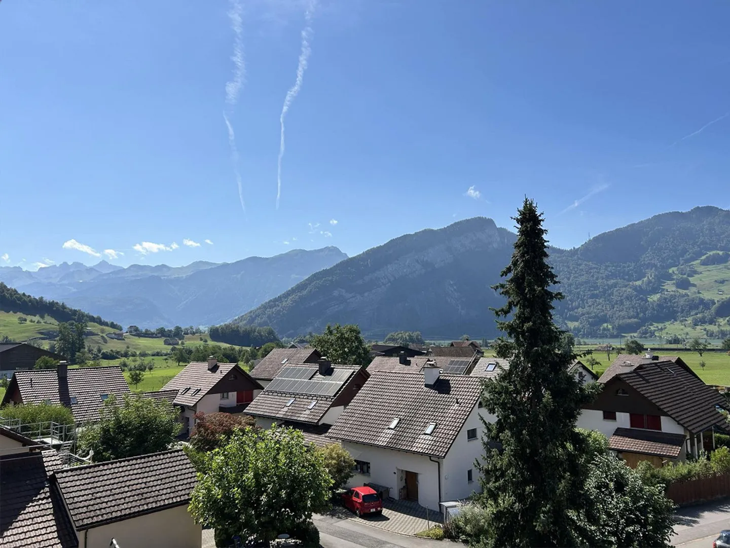 Helle, sonnige, grosszügige Dachwohnung mit Blick in die Berge - Photo 4 of 13