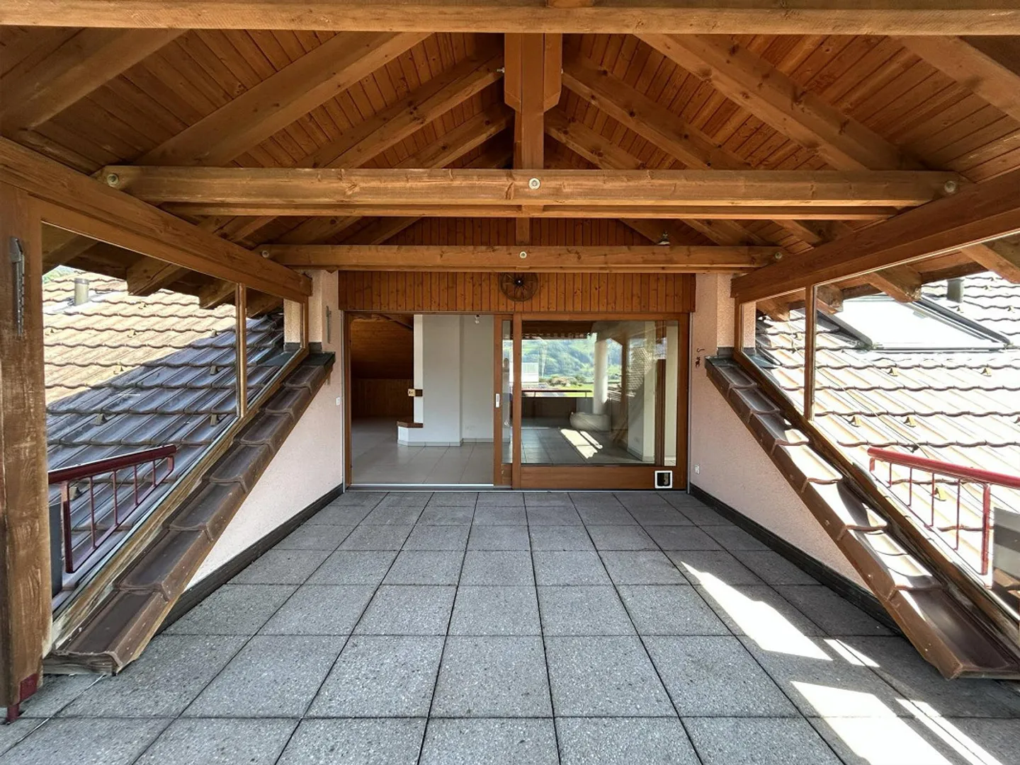 Helle, sonnige, grosszügige Dachwohnung mit Blick in die Berge - Photo 3 of 13