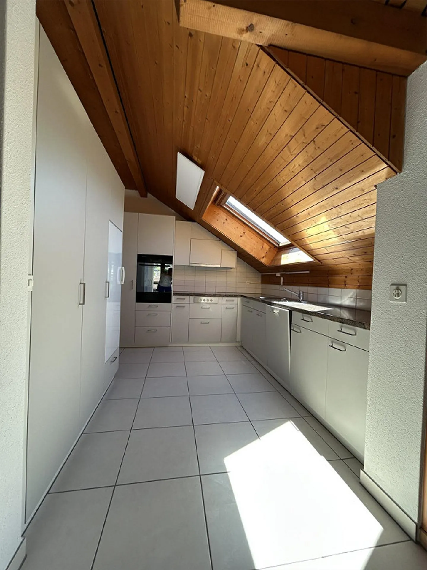 Helle, sonnige, grosszügige Dachwohnung mit Blick in die Berge - Photo 5 of 13