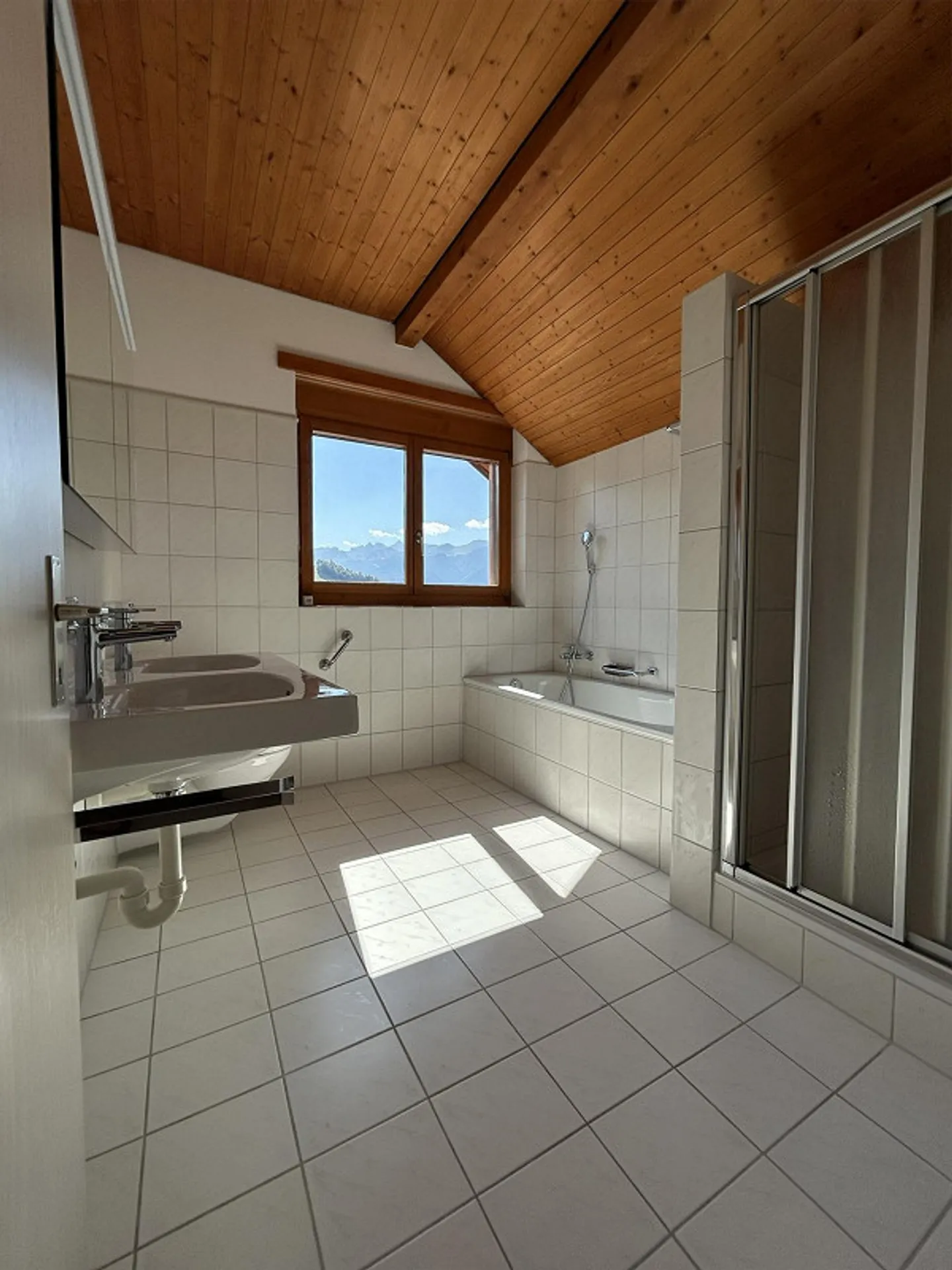 Helle, sonnige, grosszügige Dachwohnung mit Blick in die Berge - Photo 6 of 13