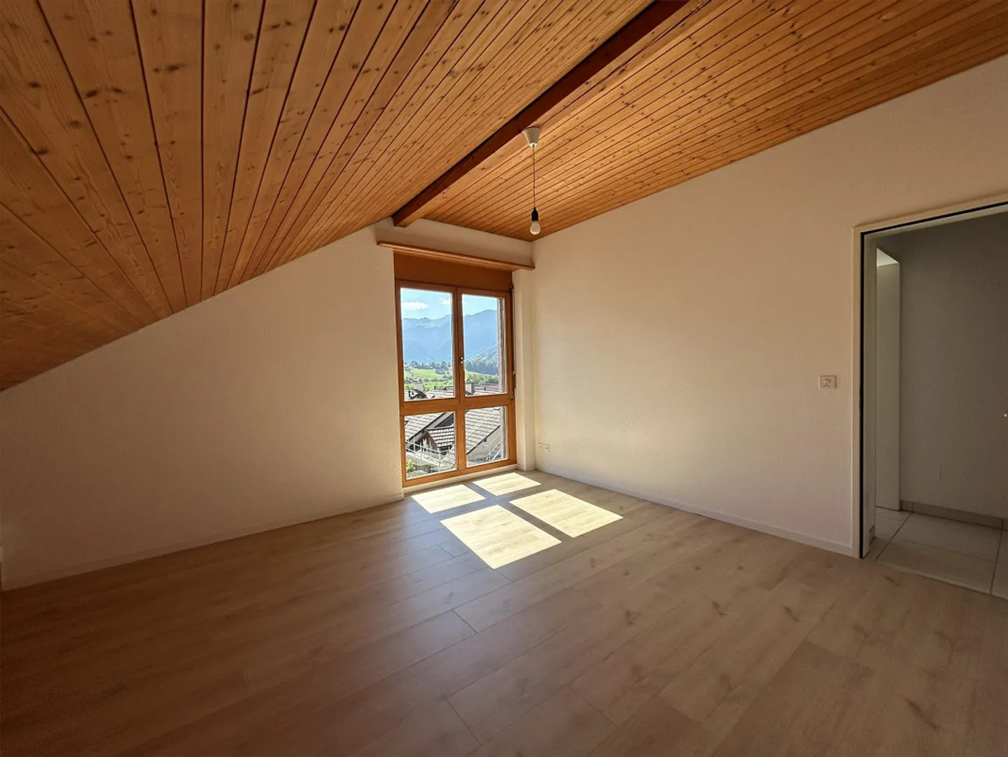 Helle, sonnige, grosszügige Dachwohnung mit Blick in die Berge - Photo 9 of 13