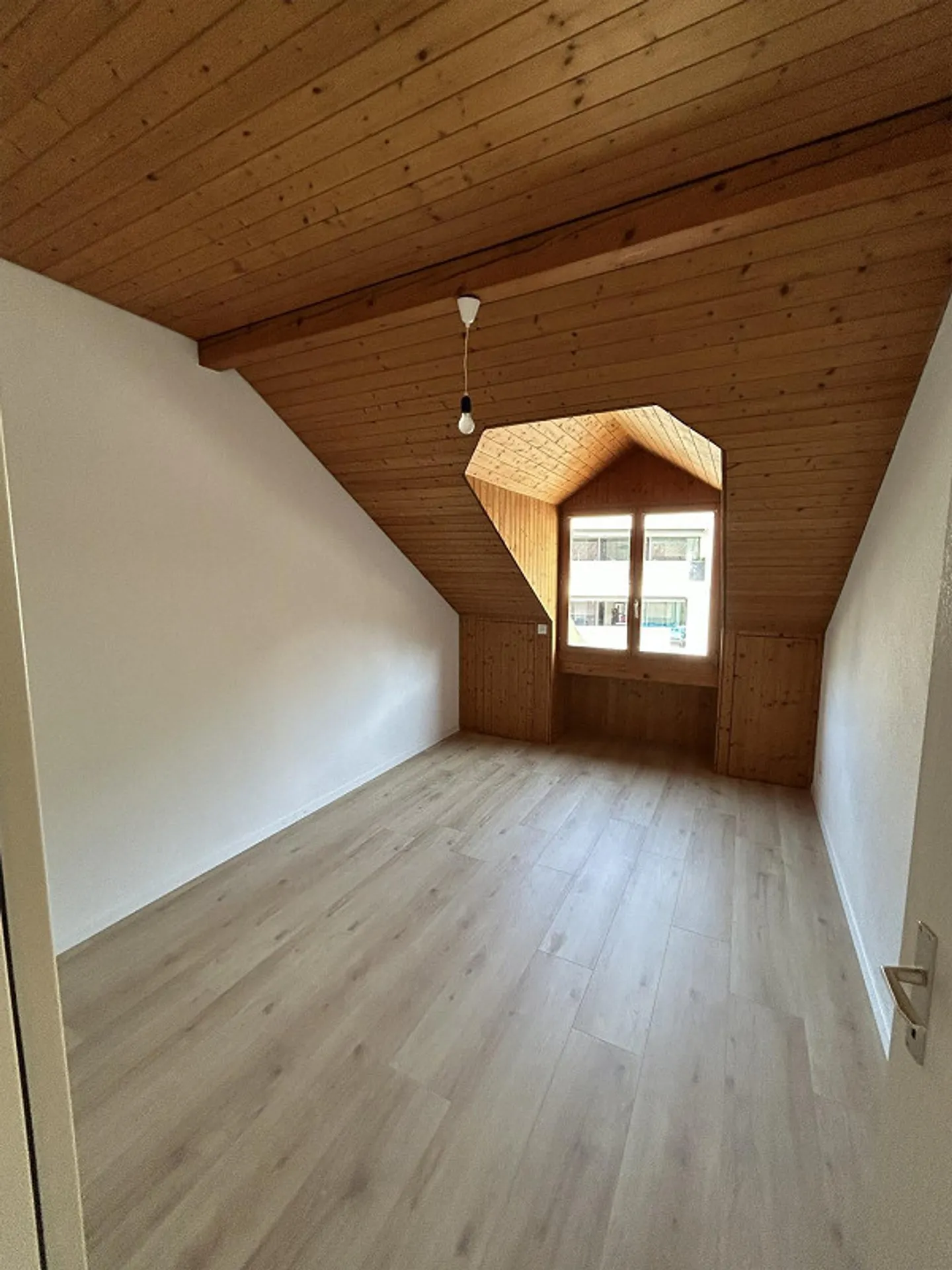 Helle, sonnige, grosszügige Dachwohnung mit Blick in die Berge - Photo 10 of 13