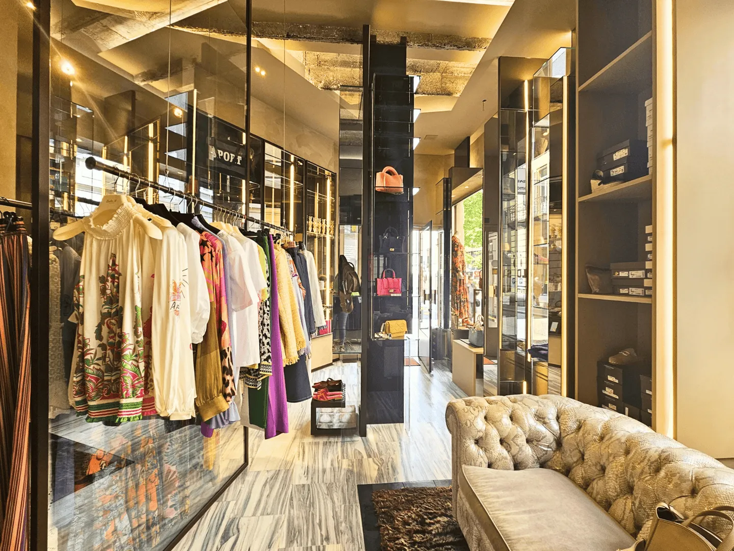 CENTRAL LOCATION AND ELEGANCE IN THE HEART OF THE CITY, SUCCESS GUARANTEED - Photo 5 of 10