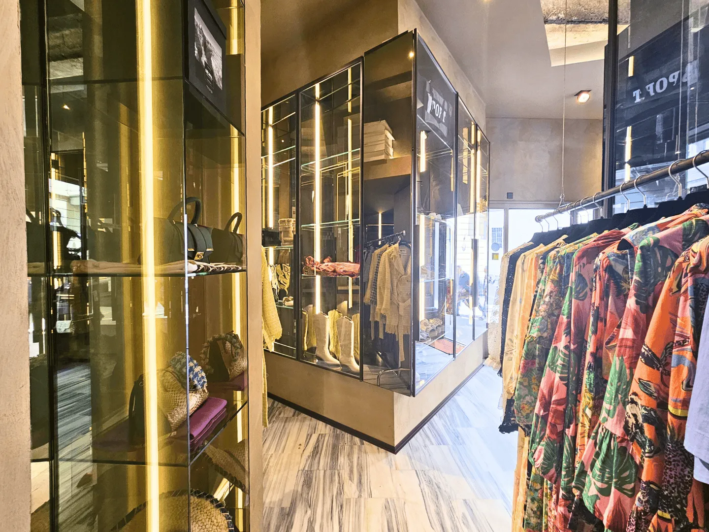 CENTRAL LOCATION AND ELEGANCE IN THE HEART OF THE CITY, SUCCESS GUARANTEED - Photo 8 of 10