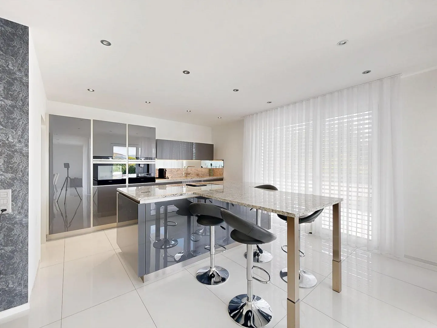 Villa de 7,5 pièces avec piscine et espace généreux - Photo 5 sur 21