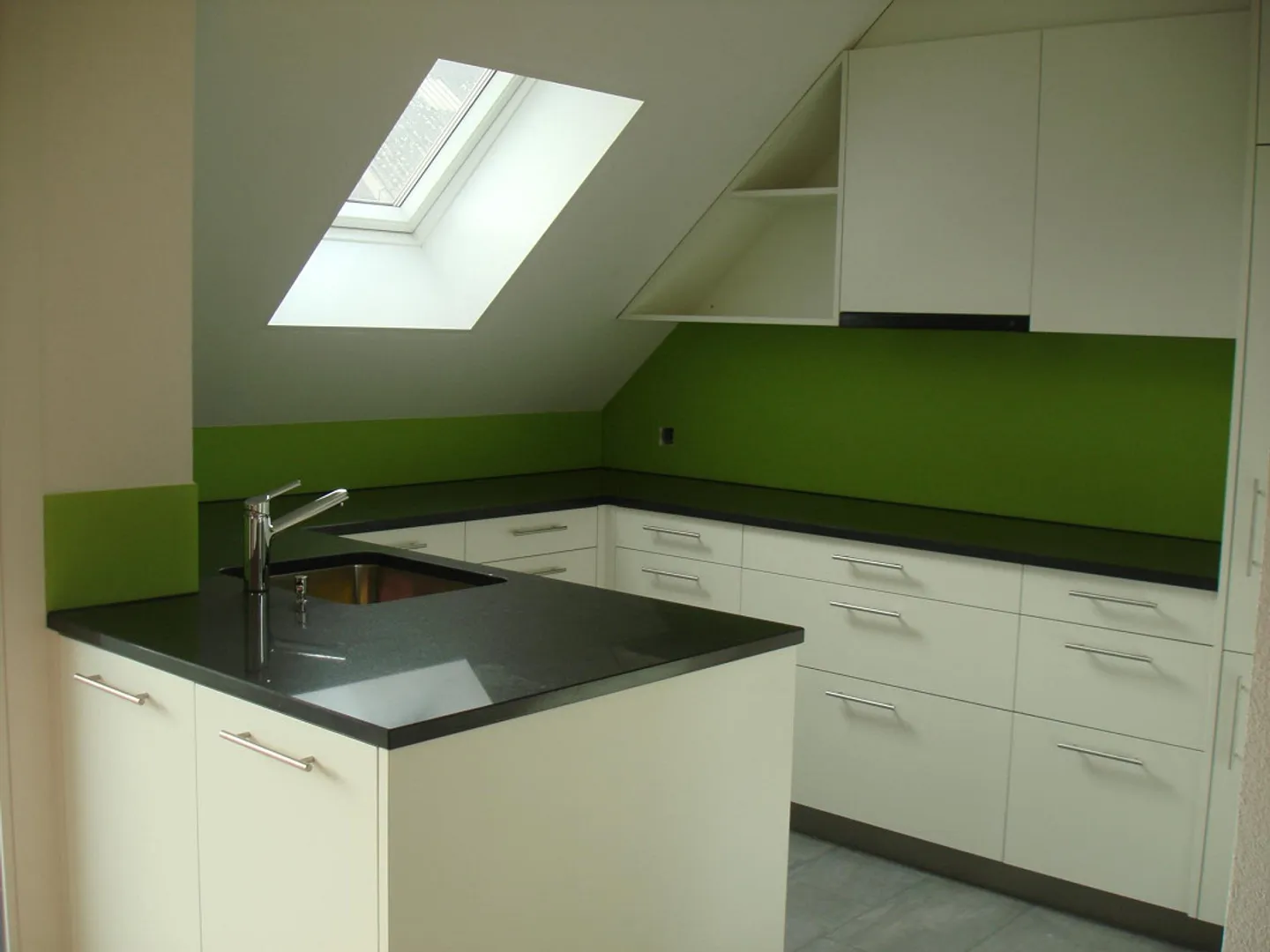 Charmante Dachwohnung mit Galerie - Foto 2 von 9
