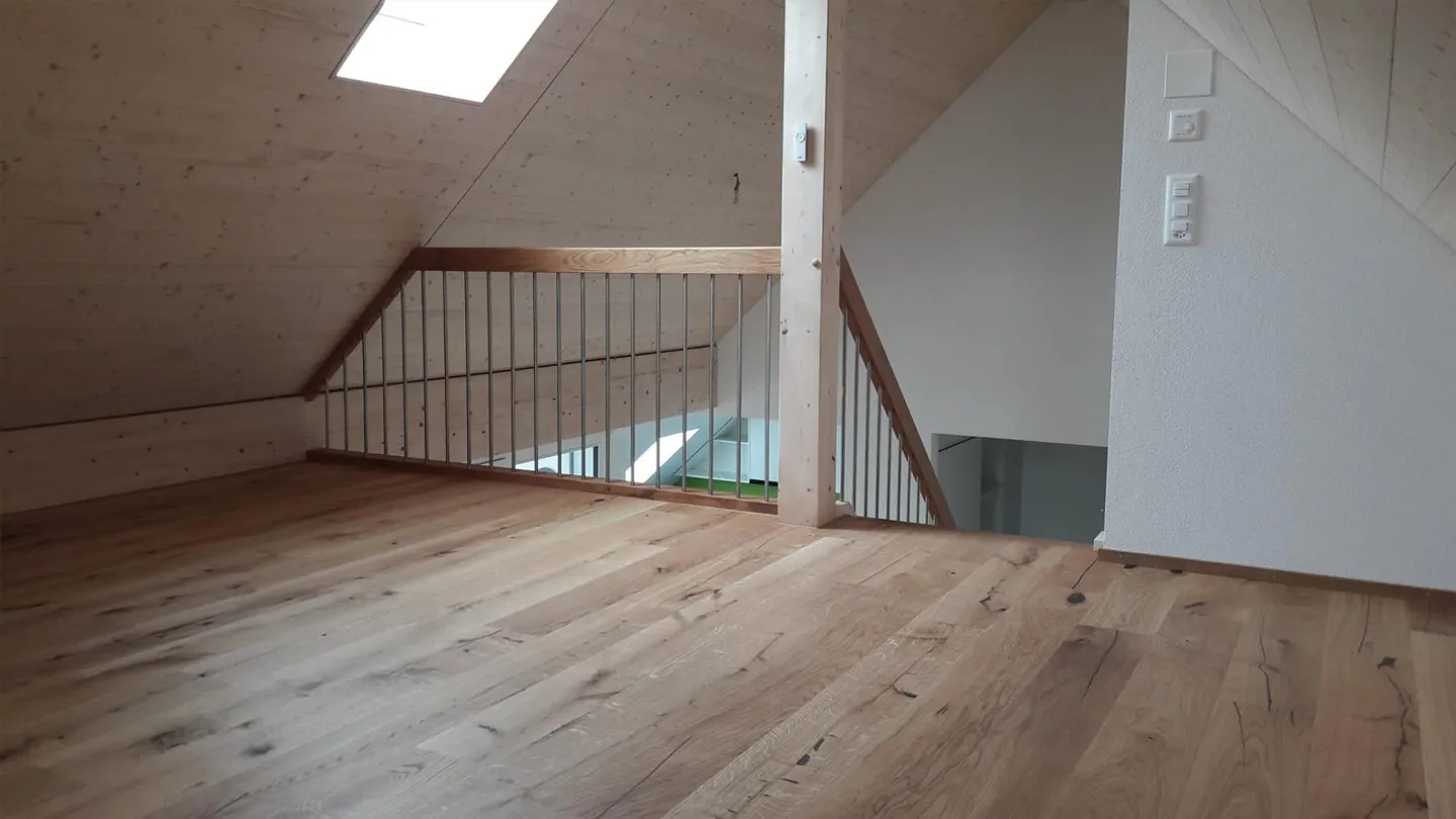Charmante Dachwohnung mit Galerie - Foto 4 von 9