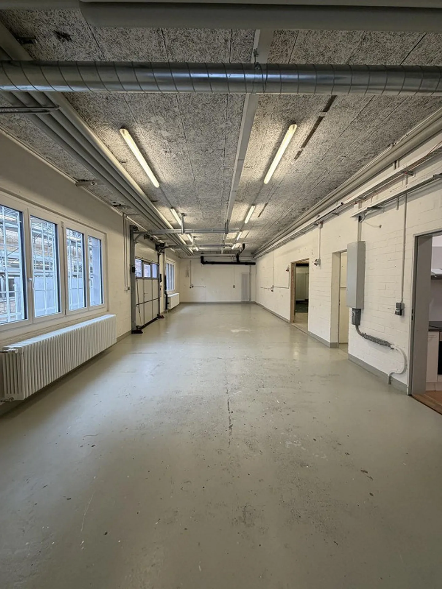 Officina con magazzino e garage a Therwil - Foto 1 di 11