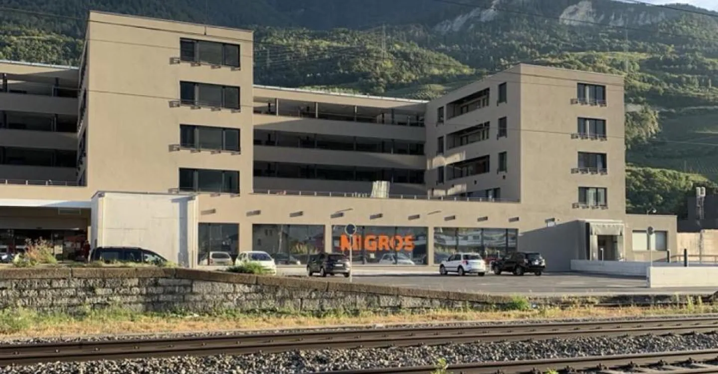 Nuovi spazi commerciali di fronte alla stazione - Foto 3 di 4