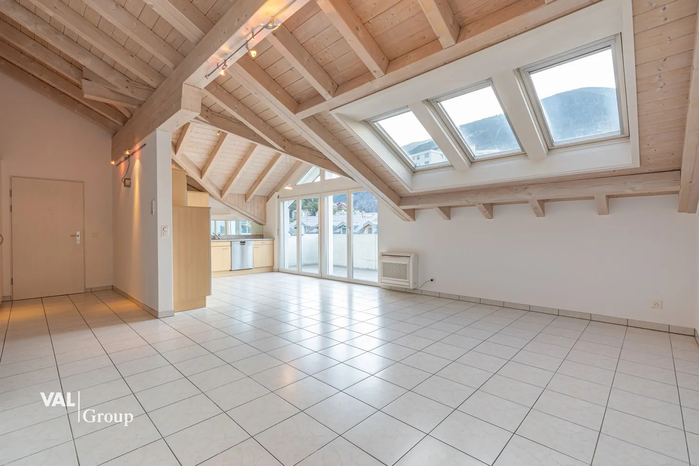 Charmante Attique de 4,5 pièces - Photo 3 sur 11