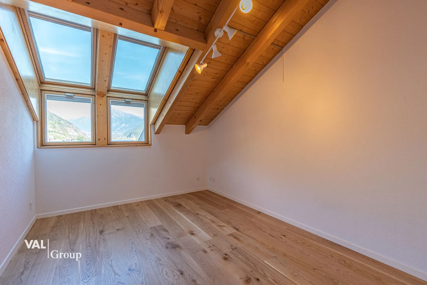 Charmante Attique de 4,5 pièces - Photo 7 sur 11