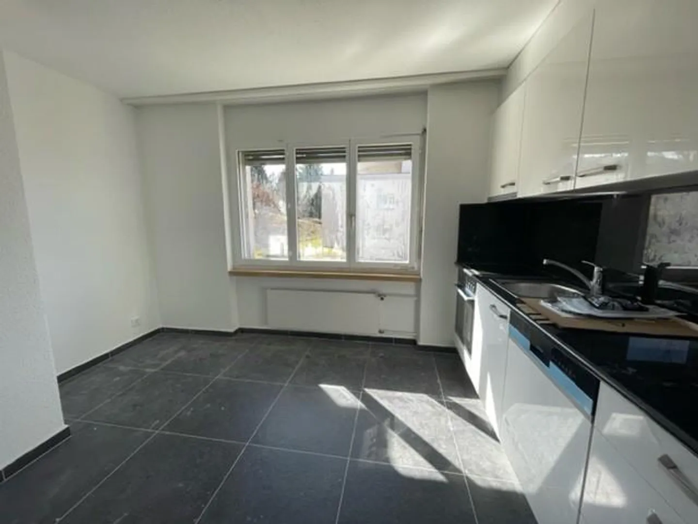 Appartement spacieux de 3,5 pièces à louer dans un endroit calme - Photo 1 sur 9