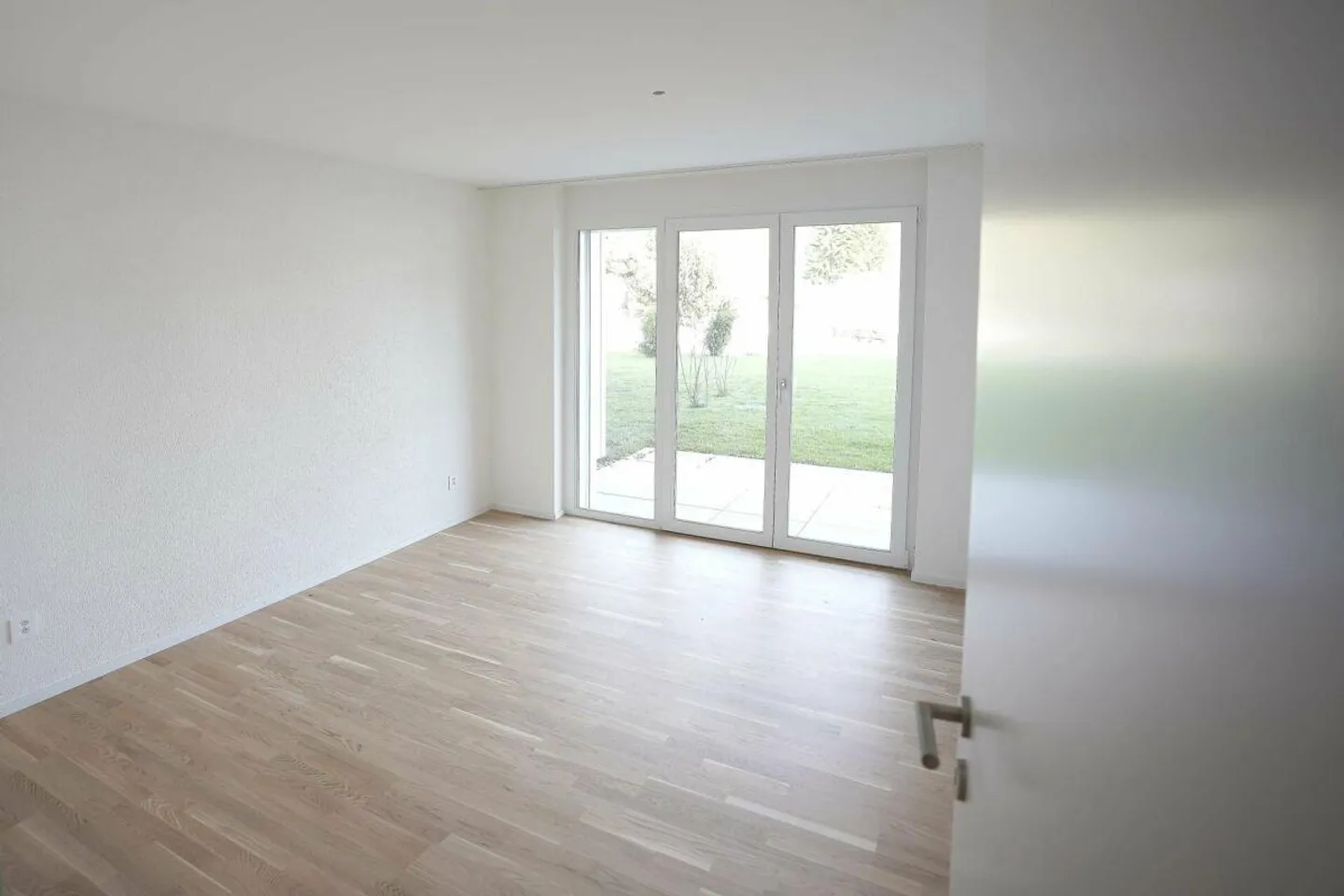 Modern 3.5-room apartment with style and comfort on the ground floor - Photo 4 of 8