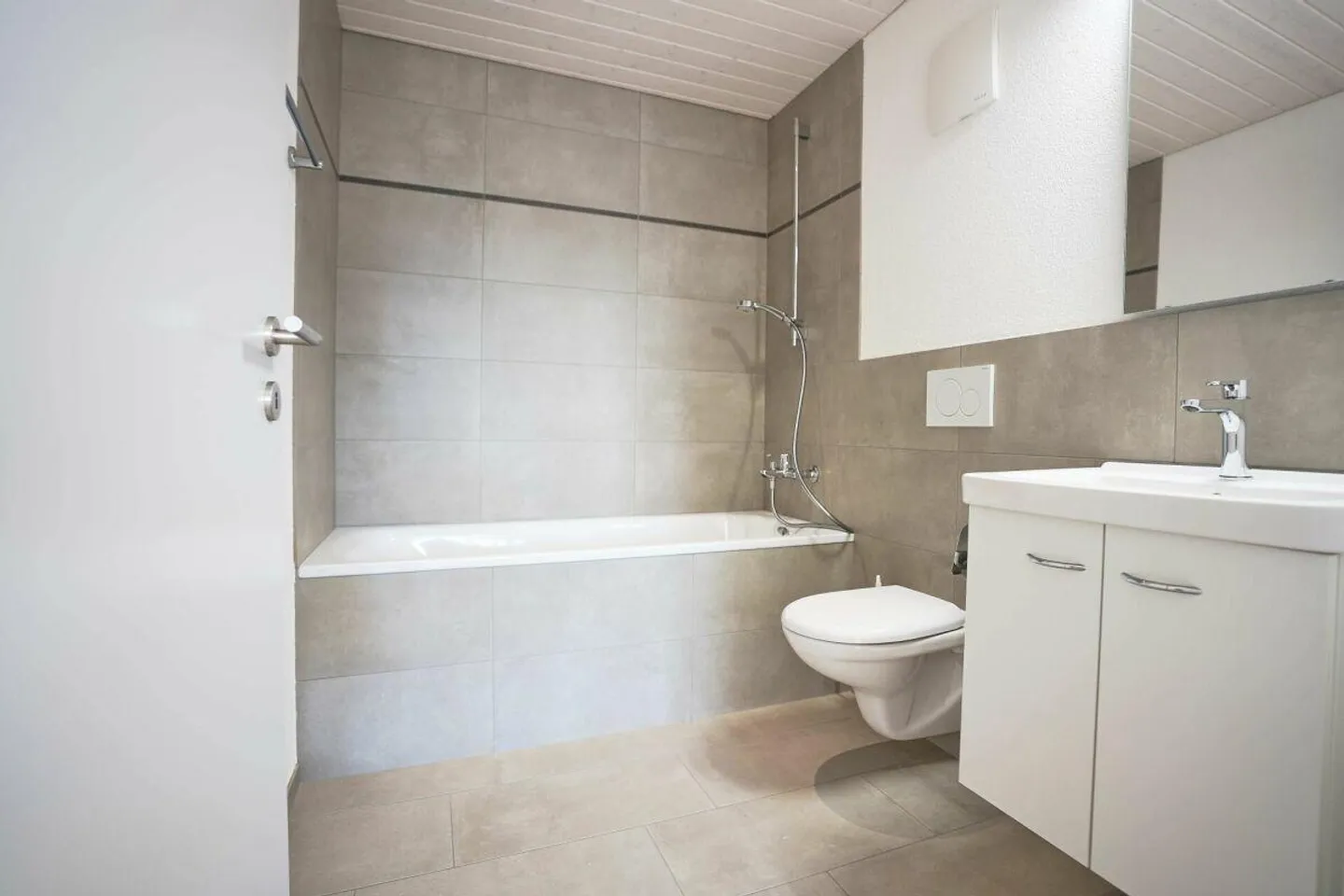 Modern 3.5-room apartment with style and comfort on the ground floor - Photo 3 of 8