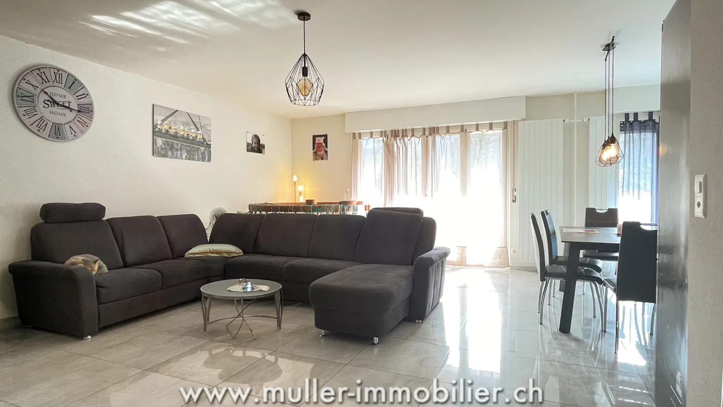 Atypical duplex with balcony, away from traffic and close to amenities - Photo 2 of 12