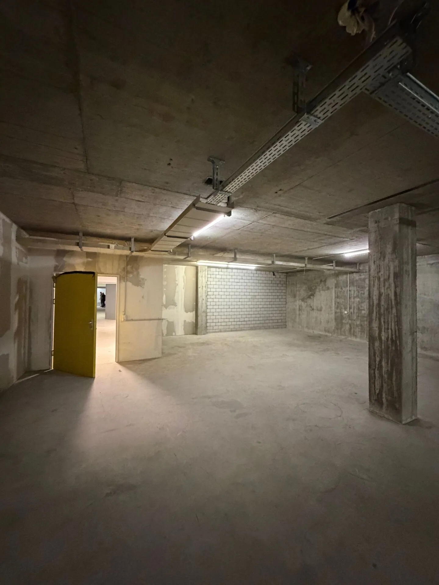 Magazzini al 1° piano interrato con rampe dirette e grande ascensore per merci in affitto - Foto 2 di 3