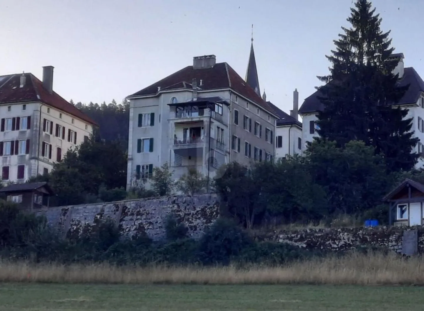 MODERNE UNVERBAUTE AUSSICHT AUF DIE BERGE - Foto 1 von 5