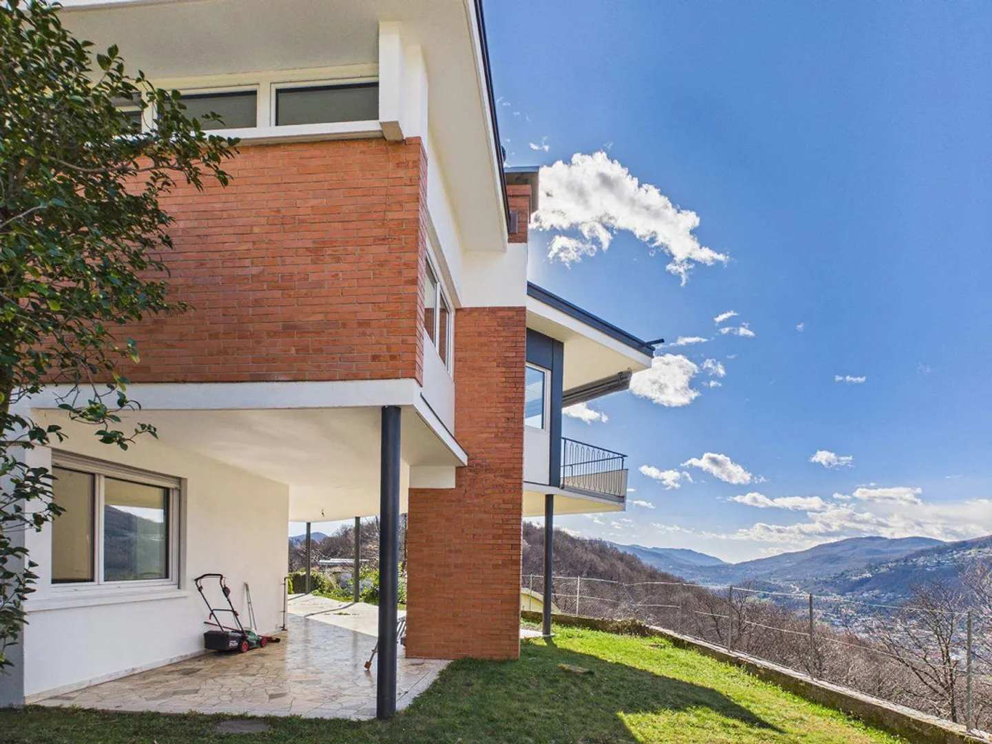 Panoramic Villa with Large Garden and Open View - Breganzona - Photo 1 of 13