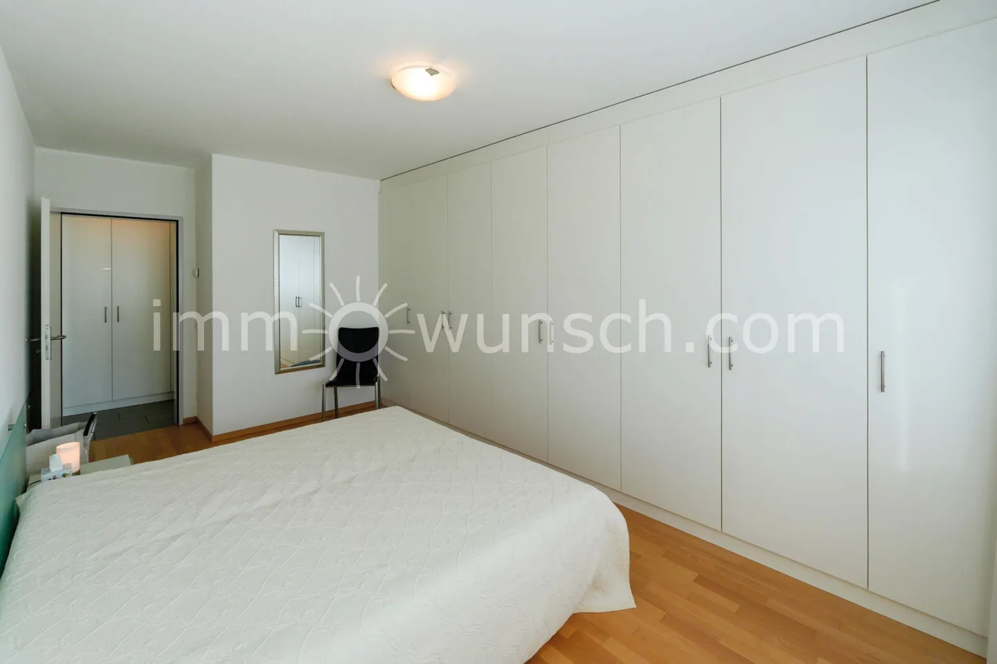 Charmante 2 ½ Zi. Eigentumswg., mit 2. Wohnsitzbewilligung - Foto 3 di 11