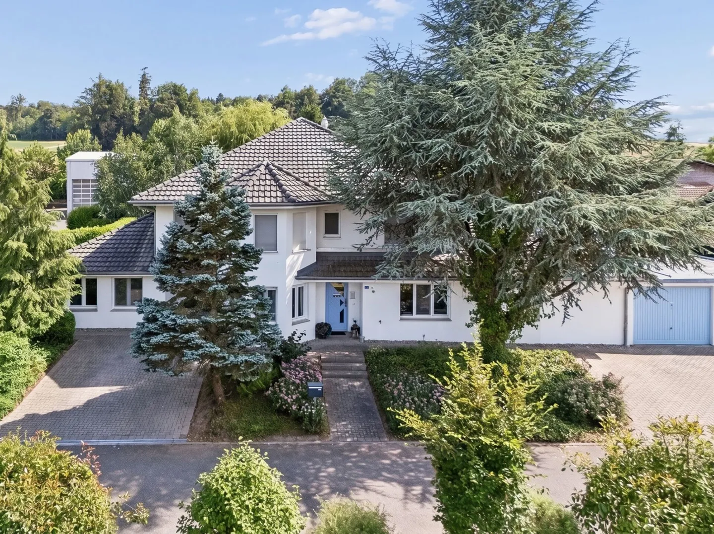8.5-Room Single-Family House with Conservatory, Pool, and Versatile Space Offer - Photo 2 of 14