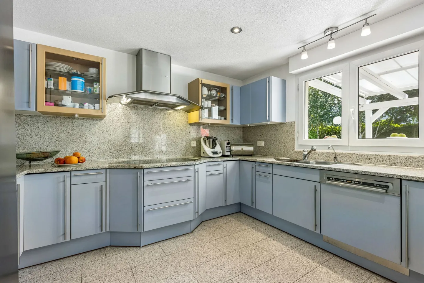 8.5-Room Single-Family House with Conservatory, Pool, and Versatile Space Offer - Photo 3 of 14