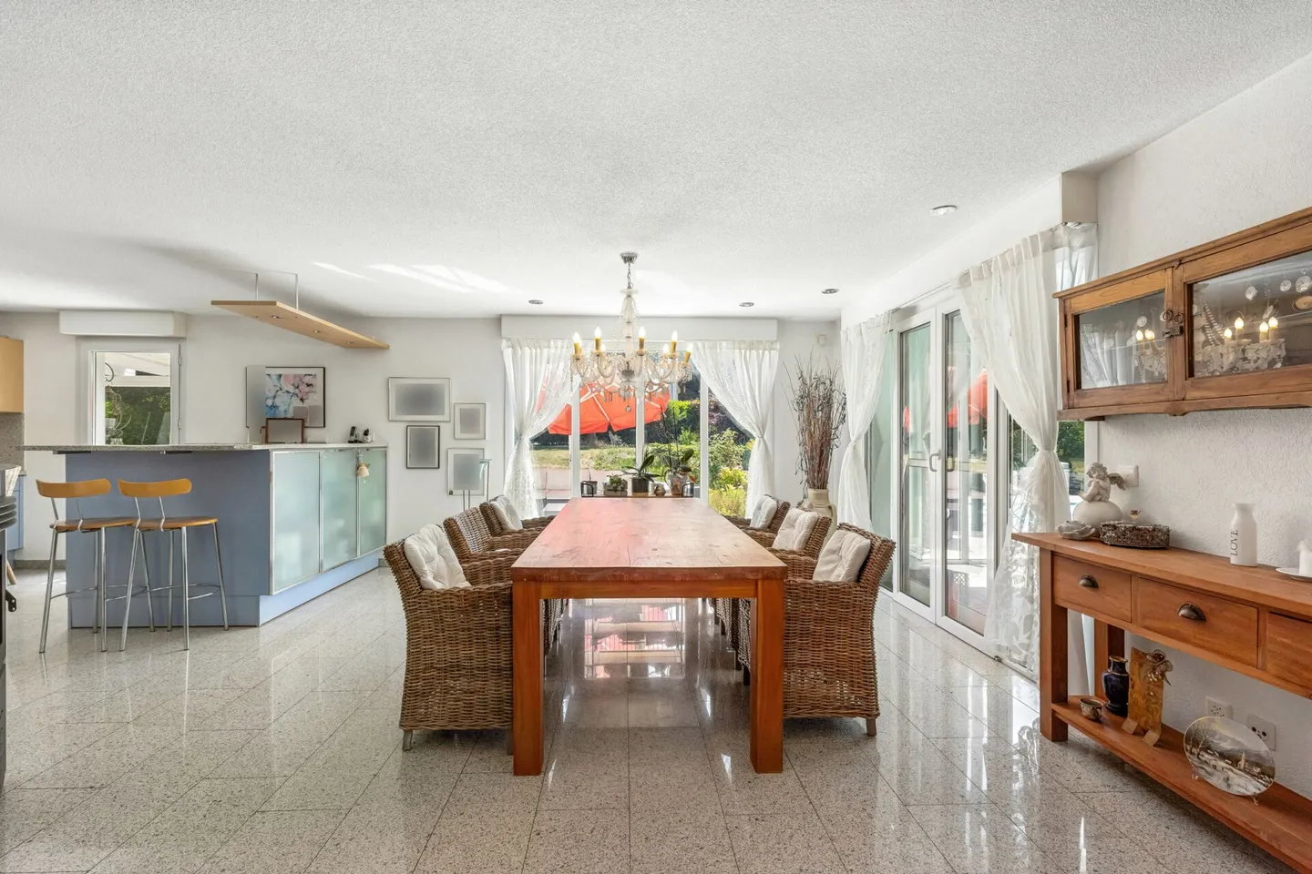 8.5-Room Single-Family House with Conservatory, Pool, and Versatile Space Offer - Photo 4 of 14