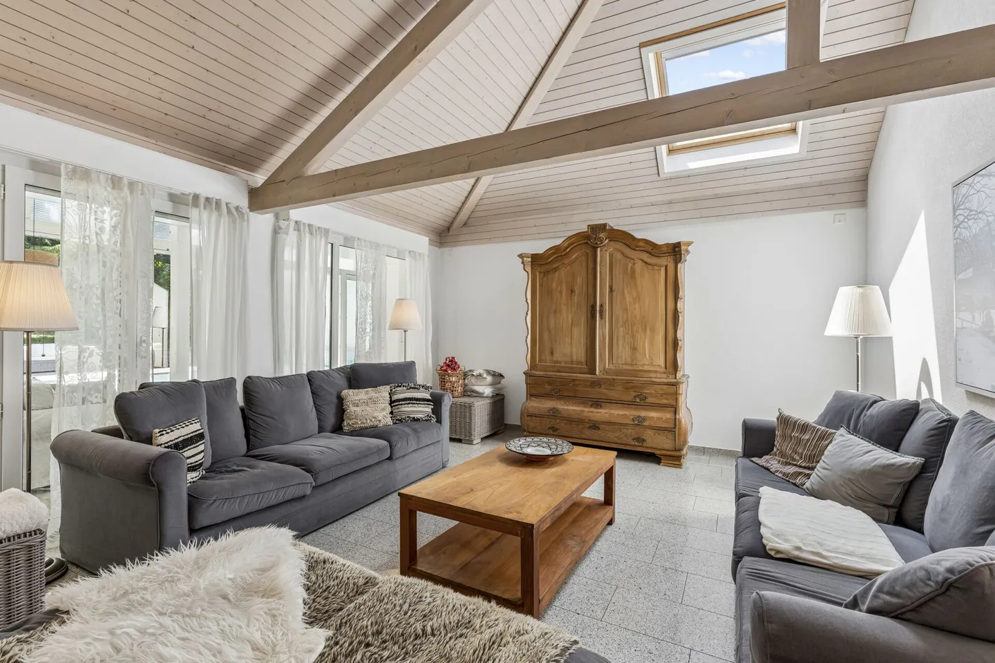 8.5-Room Single-Family House with Conservatory, Pool, and Versatile Space Offer - Photo 5 of 14
