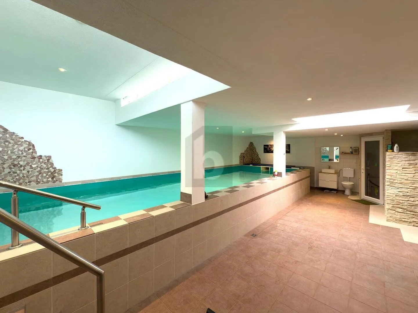 IN POSIZIONE IDEALE CON PISCINA COPERTA E RISERVA EDILIZIA - Foto 3 di 6