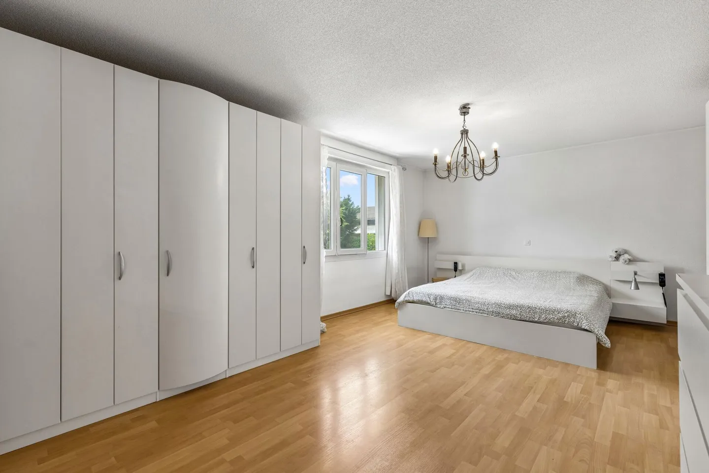 8.5-Room Single-Family House with Conservatory, Pool, and Versatile Space Offer - Photo 7 of 14