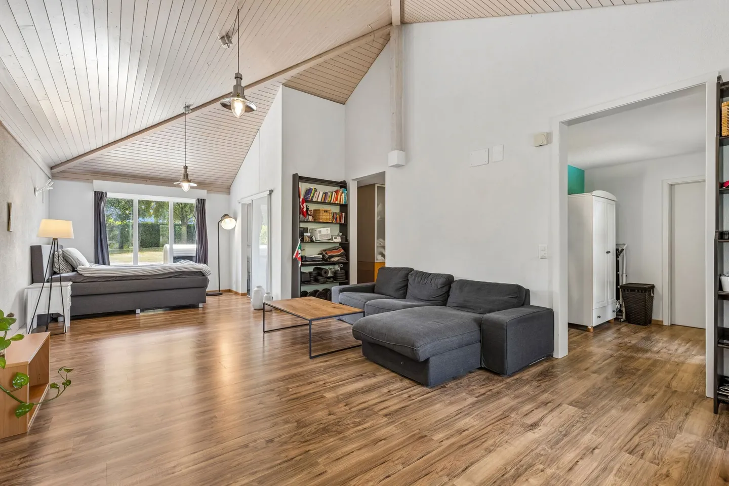 8.5-Room Single-Family House with Conservatory, Pool, and Versatile Space Offer - Photo 8 of 14