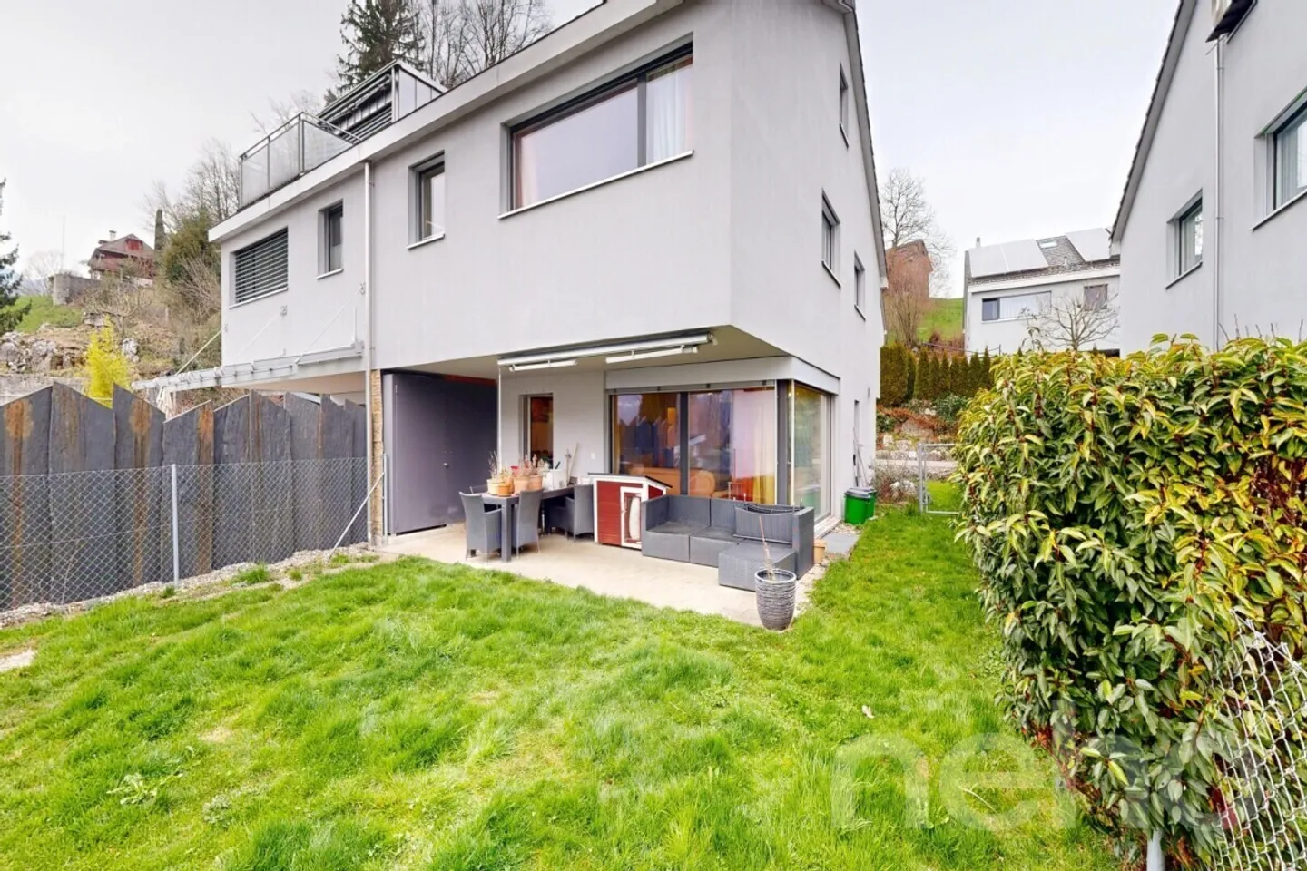Spacious Semi-Detached Family House in Family-Friendly Location - Photo 2 of 12