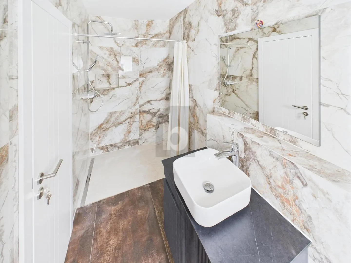 FIRST OCCUPANCY - MODERN AND COZY WITH GARDEN - Photo 3 of 6