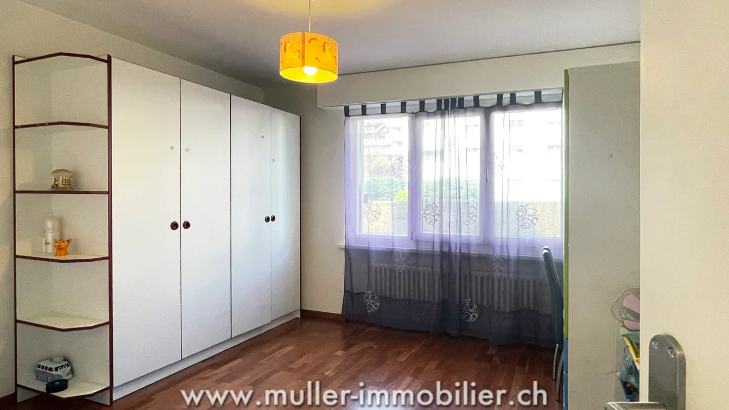 Atypical duplex with balcony, away from traffic and close to amenities - Photo 5 of 12